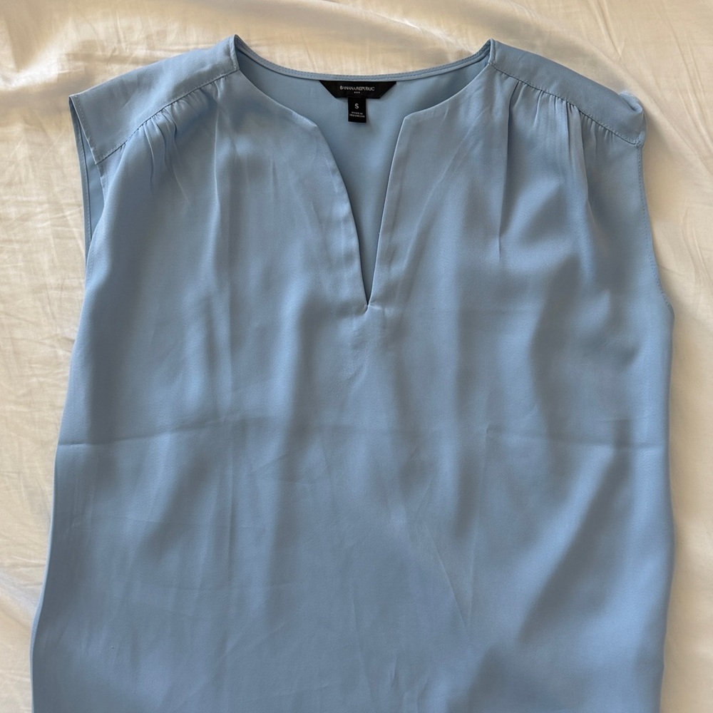 Banana Republic Light Blue V-Neck Sleeveless Blouse